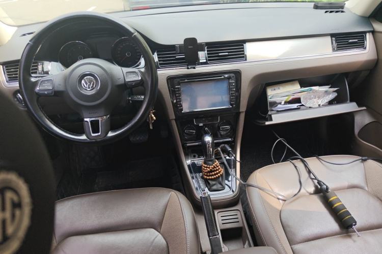 Used Volkswagen Bora 2015 Value Edition 1.6L Automatic Comfort Version Center Console