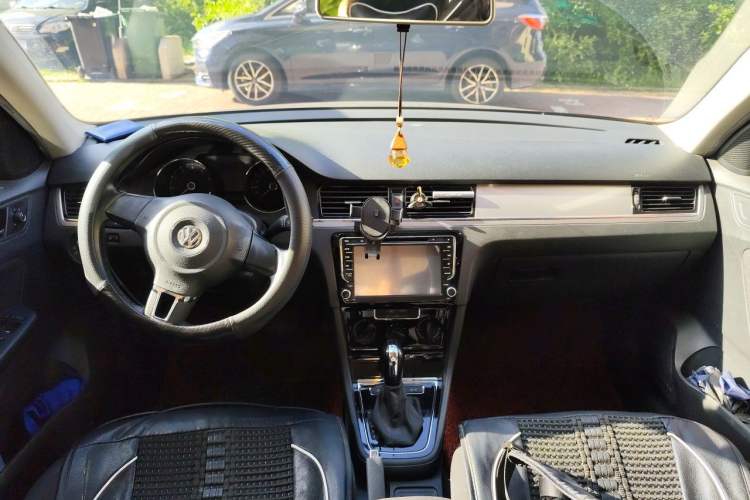 Used Volkswagen Bora 2015 Qihui Edition 1.6L Automatic Fashion Model Center Console