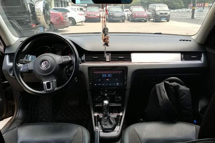 Used Volkswagen Bora 2015 Value Edition 1.6L Automatic Comfort Version Center Console