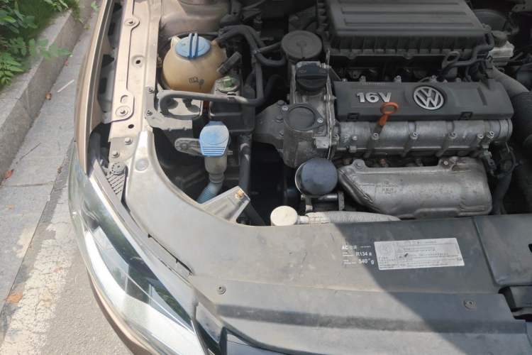 Used Volkswagen Bora 2015 Value Edition 1.6L Automatic Comfort Version Engine Bay Right