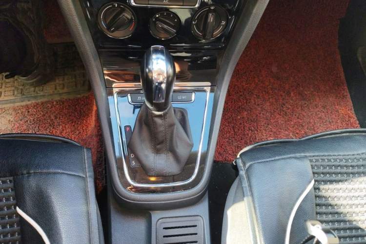 Used Volkswagen Bora 2015 Qihui Edition 1.6L Automatic Fashion Model Gear Lever
