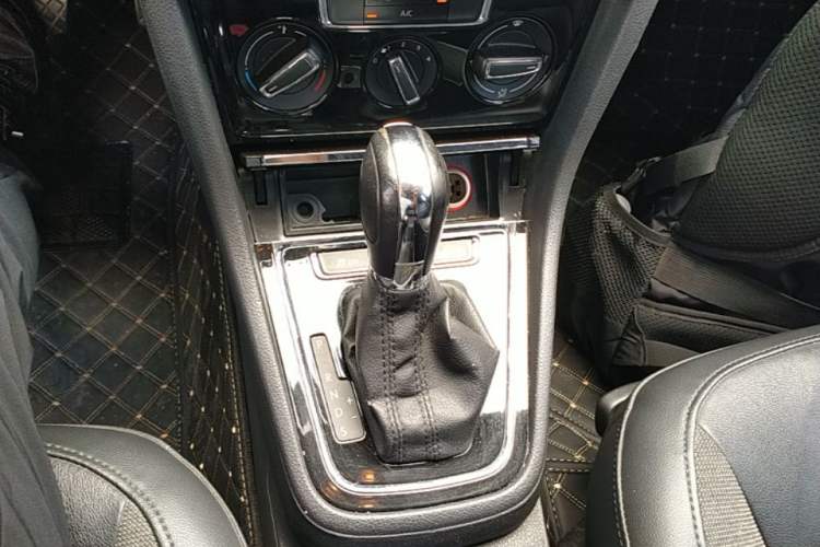 Used Volkswagen Bora 2015 Value Edition 1.6L Automatic Comfort Version Gear Lever