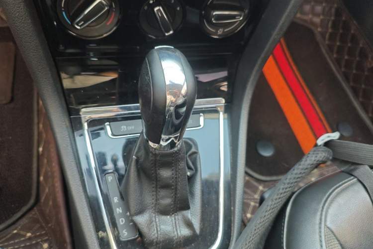 Used Volkswagen Bora 2015 Value Edition 1.6L Automatic Comfort Version Gear Lever