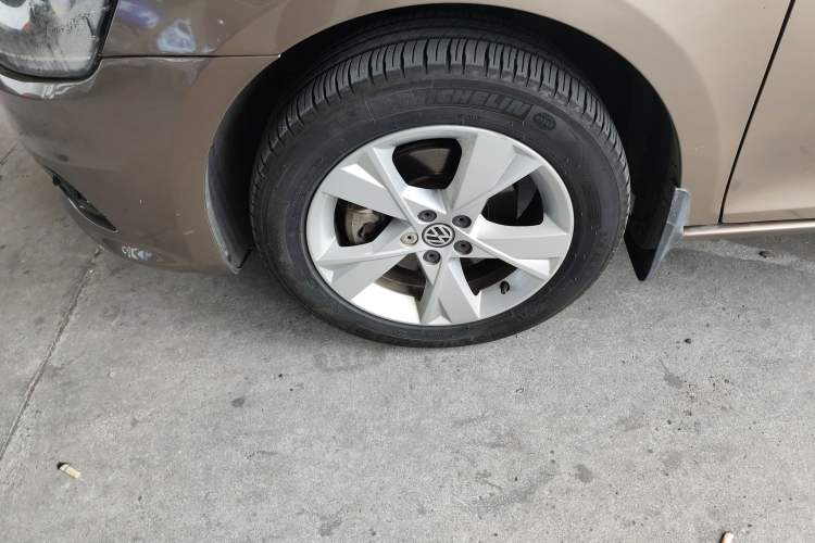 Used Volkswagen Bora 2015 Qihui Edition 1.6L Automatic Fashion Model Left Front Wheel Hub