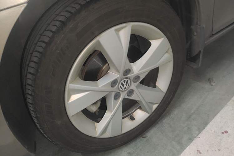 Used Volkswagen Bora 2015 Qihui Edition 1.6L Automatic Fashion Model Left Front Wheel Hub