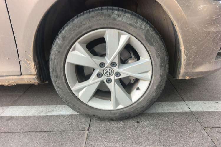 Used Volkswagen Bora 2015 Zhuihui Edition 1.6L Manual Comfort Model Right Front Wheel Hub