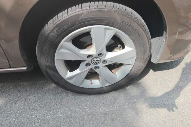 Used Volkswagen Bora 2015 Value Edition 1.6L Automatic Comfort Version Right Front Wheel Hub