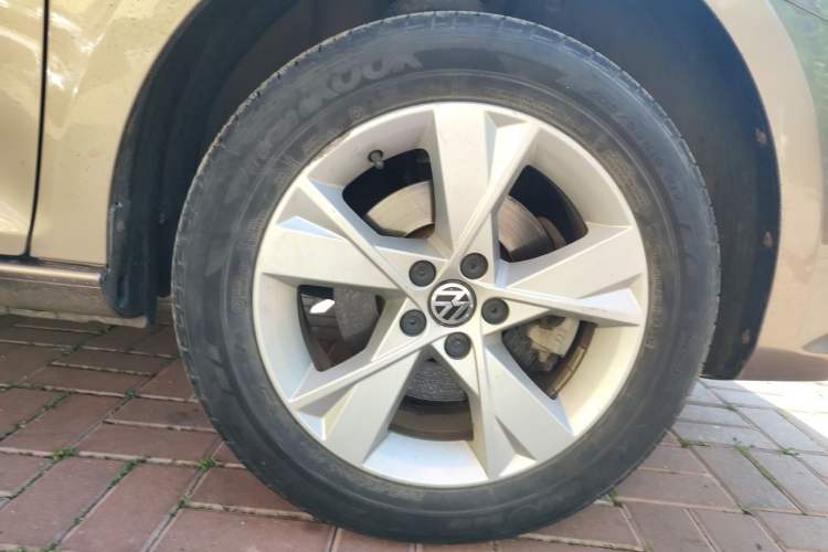 Used Volkswagen Bora 2015 Qihui Edition 1.6L Automatic Fashion Model Right Front Wheel Hub