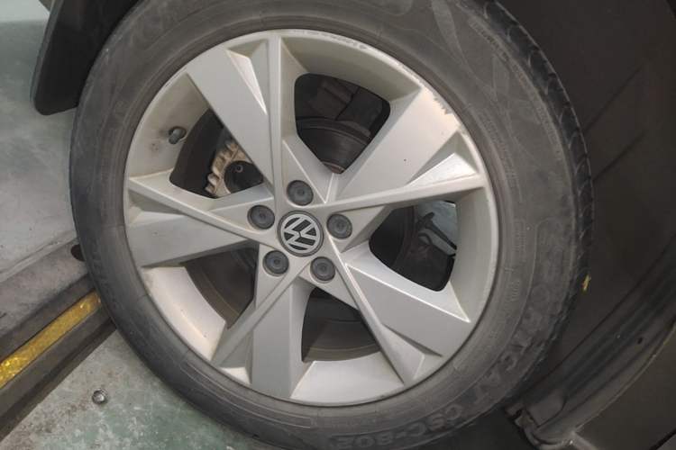 Used Volkswagen Bora 2015 Qihui Edition 1.6L Automatic Fashion Model Right Rear Wheel Hub