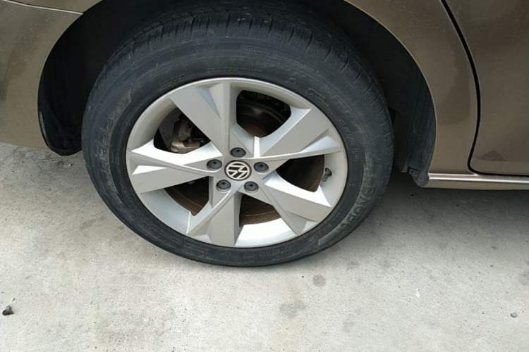 Used Volkswagen Bora 2015 Value Edition 1.6L Automatic Comfort Version Right Rear Wheel Hub