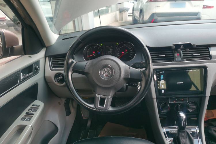 Used Volkswagen Bora 2015 Qihui Edition 1.6L Automatic Fashion Model Steering Wheel