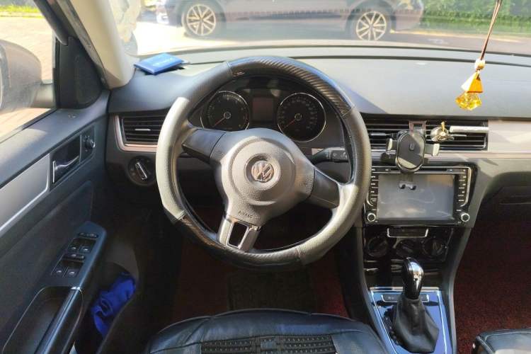 Used Volkswagen Bora 2015 Qihui Edition 1.6L Automatic Fashion Model Steering Wheel