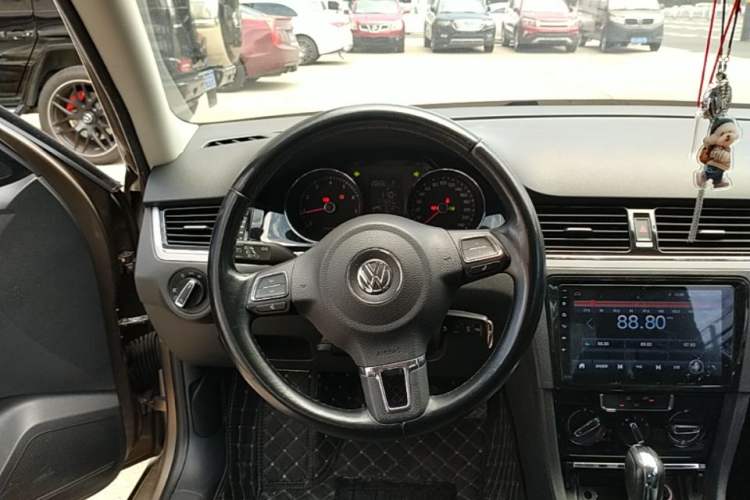 Used Volkswagen Bora 2015 Value Edition 1.6L Automatic Comfort Version Steering Wheel