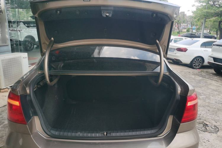 Used Volkswagen Bora 2015 Qihui Edition 1.6L Automatic Fashion Model Trunk