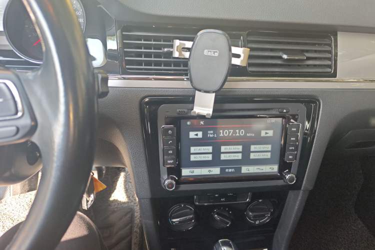 Used Volkswagen Bora 2015 Value Edition 1.6L Automatic Comfort Version Audio And AC Panel