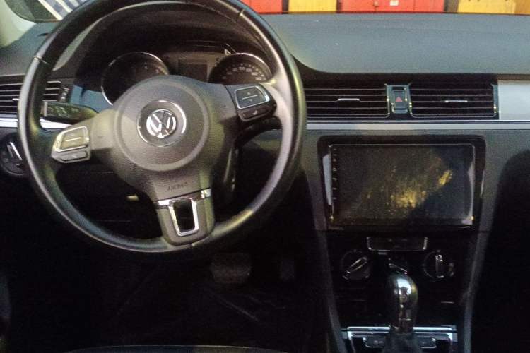 Used Volkswagen Bora 2015 Value Edition 1.6L Automatic Comfort Version Center Console