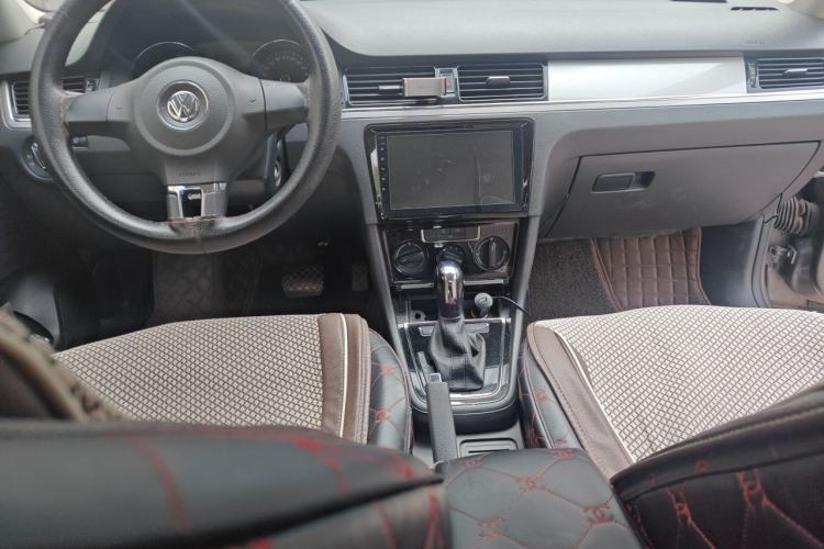 Used Volkswagen Bora 2015 Qihui Edition 1.6L Automatic Fashion Model Center Console