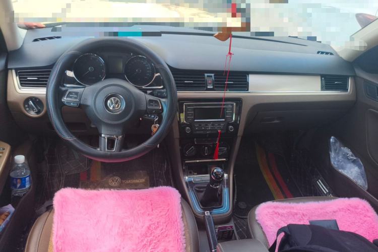 Used Volkswagen Bora 2015 Zhuihui Edition 1.6L Manual Comfort Model Center Console