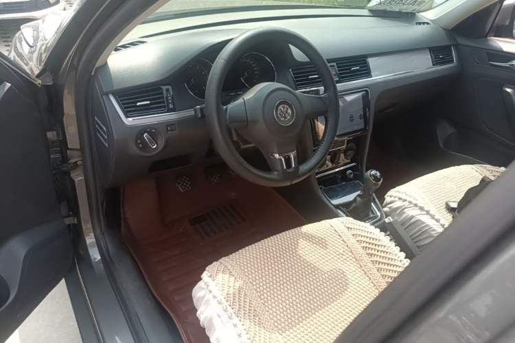 Used Volkswagen Bora 2015 Value Edition 1.6L Manual Fashionable Style Center Console