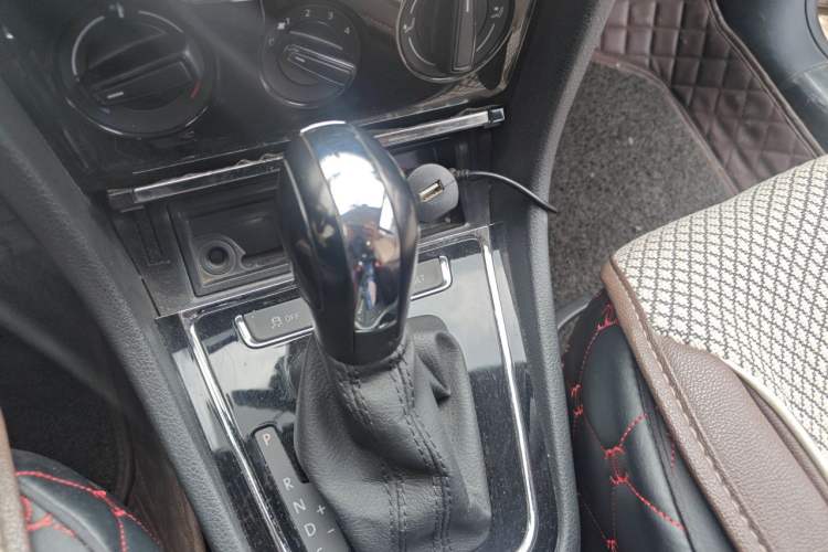 Used Volkswagen Bora 2015 Qihui Edition 1.6L Automatic Fashion Model Gear Lever