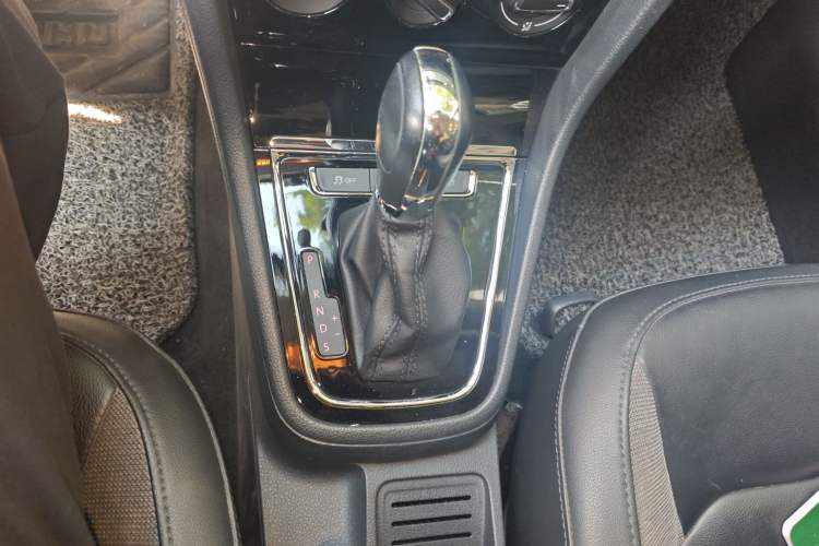 Used Volkswagen Bora 2015 Value Edition 1.6L Automatic Comfort Version Gear Lever