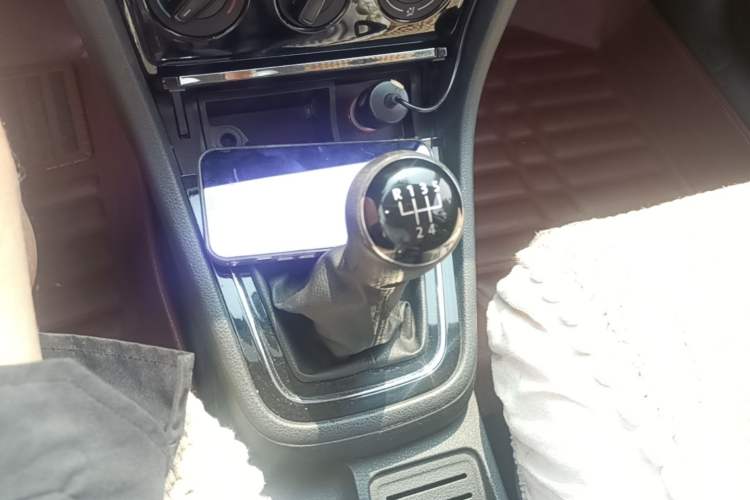 Used Volkswagen Bora 2015 Value Edition 1.6L Manual Fashionable Style Gear Lever