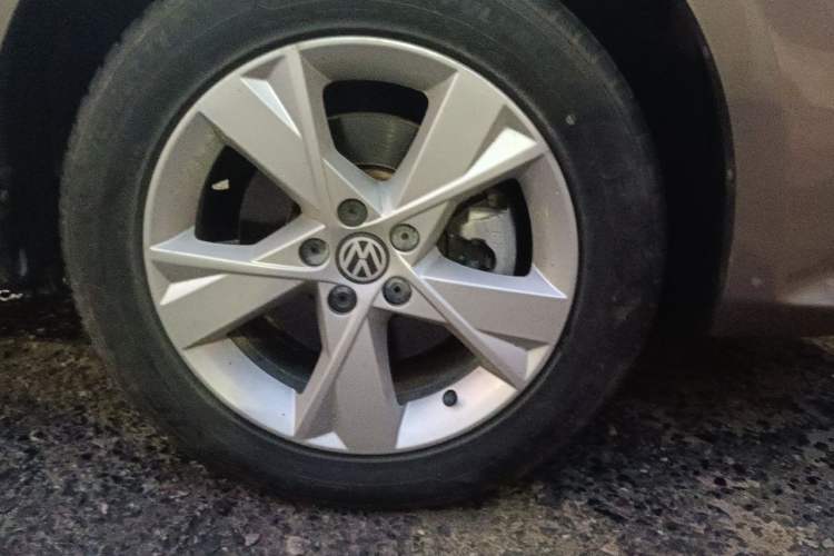 Used Volkswagen Bora 2015 Value Edition 1.6L Automatic Comfort Version Right Front Wheel Hub