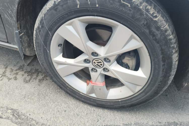 Used Volkswagen Bora 2015 Zhuihui Edition 1.6L Manual Comfort Model Right Front Wheel Hub