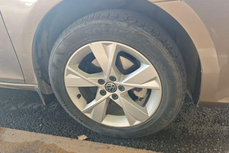 Used Volkswagen Bora 2015 Value Edition 1.6L Automatic Comfort Version Right Front Wheel Hub