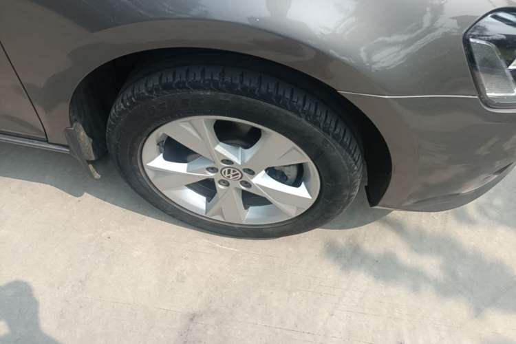 Used Volkswagen Bora 2015 Value Edition 1.6L Manual Fashionable Style Right Front Wheel Hub