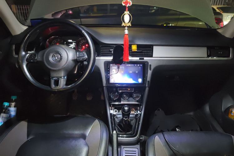 Used Volkswagen Bora 2015 Zhuihui Edition 1.6L Manual Comfort Model Center Console