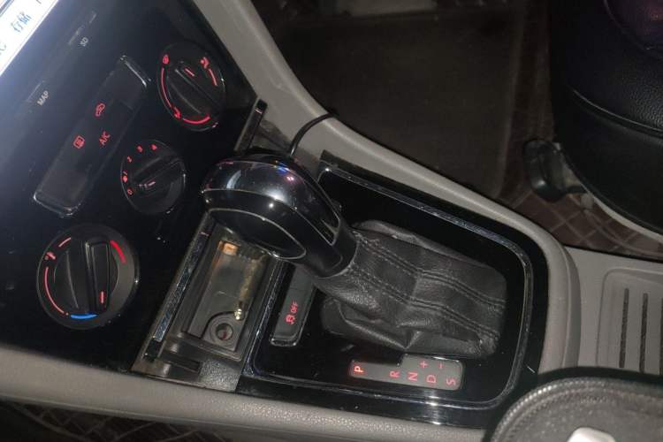 Used Volkswagen Bora 2015 Qihui Edition 1.6L Automatic Fashion Model Gear Lever