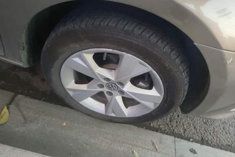 Used Volkswagen Bora 2015 Qihui Edition 1.6L Automatic Fashion Model Right Front Wheel Hub