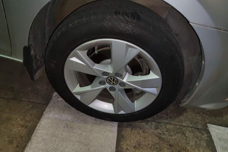 Used Volkswagen Bora 2015 Zhuihui Edition 1.6L Manual Comfort Model Right Front Wheel Hub