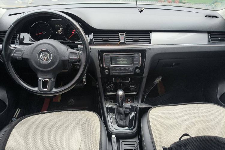 Used Volkswagen Bora 2015 Value Edition 1.6L Automatic Comfort Version Center Console