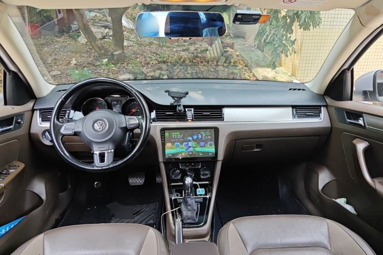 Used Volkswagen Bora 2015 Value Edition 1.6L Automatic Comfort Version Center Console