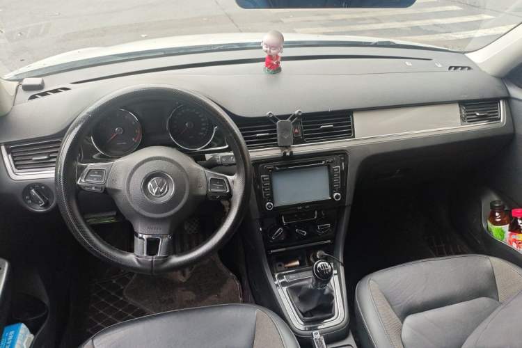 Used Volkswagen Bora 2015 Zhuihui Edition 1.6L Manual Comfort Model Center Console