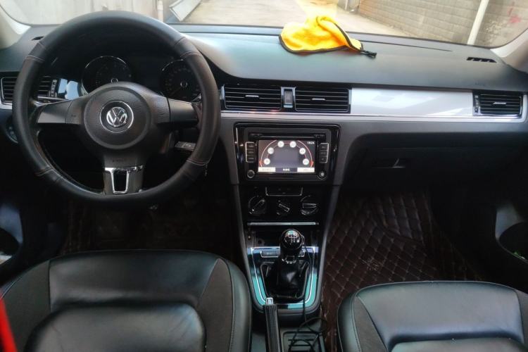 Used Volkswagen Bora 2015 Zhuihui Edition 1.6L Manual Comfort Model Center Console