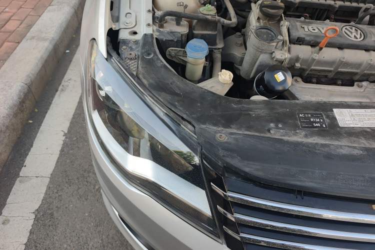 Used Volkswagen Bora 2015 Zhuihui Edition 1.6L Manual Comfort Model Engine Bay Right