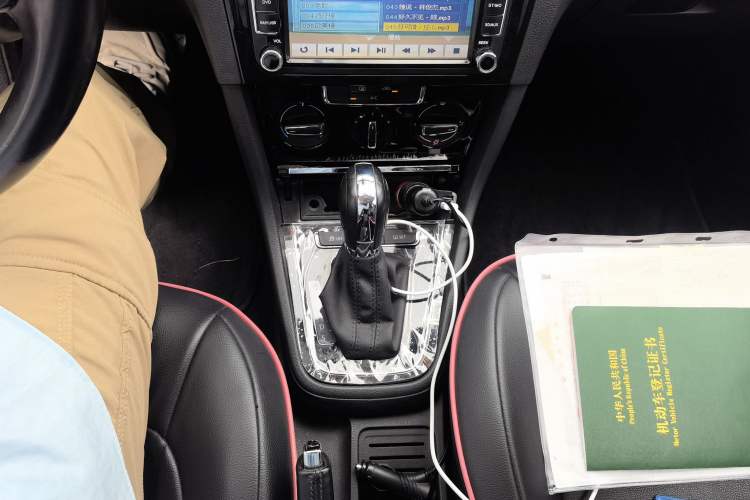 Used Volkswagen Bora 2015 Value Edition 1.6L Automatic Comfort Version Gear Lever
