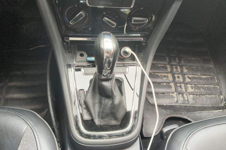 Used Volkswagen Bora 2015 Value Edition 1.6L Automatic Comfort Version Gear Lever