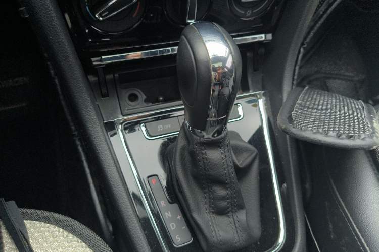 Used Volkswagen Bora 2015 Value Edition 1.6L Automatic Comfort Version Gear Lever