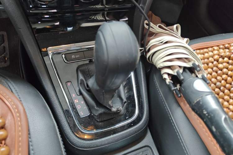 Used Volkswagen Bora 2015 Value Edition 1.6L Automatic Comfort Version Gear Lever