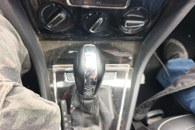 Used Volkswagen Bora 2015 Value Edition 1.6L Automatic Comfort Version Gear Lever