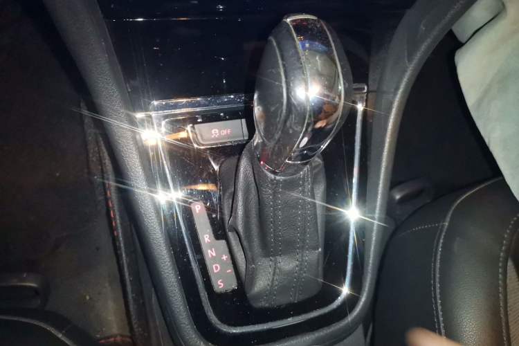 Used Volkswagen Bora 2015 Value Edition 1.6L Automatic Comfort Version Gear Lever