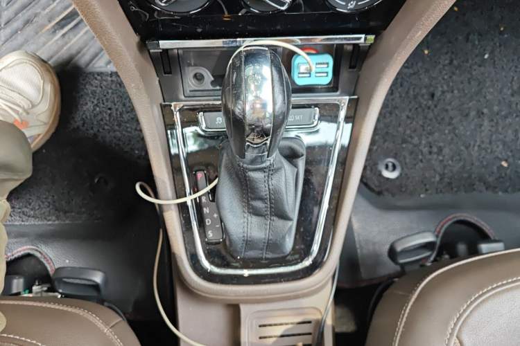 Used Volkswagen Bora 2015 Value Edition 1.6L Automatic Comfort Version Gear Lever