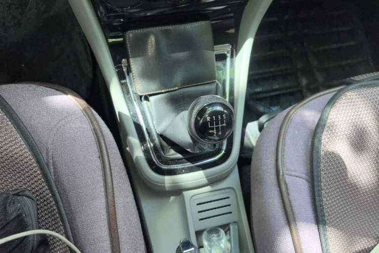 Used Volkswagen Bora 2015 Value Edition 1.6L Manual Fashionable Style Gear Lever