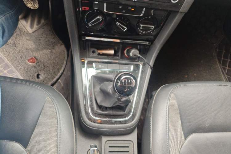 Used Volkswagen Bora 2015 Zhuihui Edition 1.6L Manual Comfort Model Gear Lever