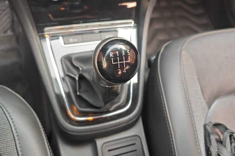 Used Volkswagen Bora 2015 Zhuihui Edition 1.6L Manual Comfort Model Gear Lever