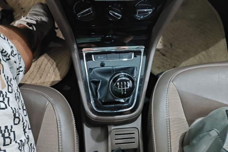 Used Volkswagen Bora 2015 Zhuihui Edition 1.6L Manual Comfort Model Gear Lever